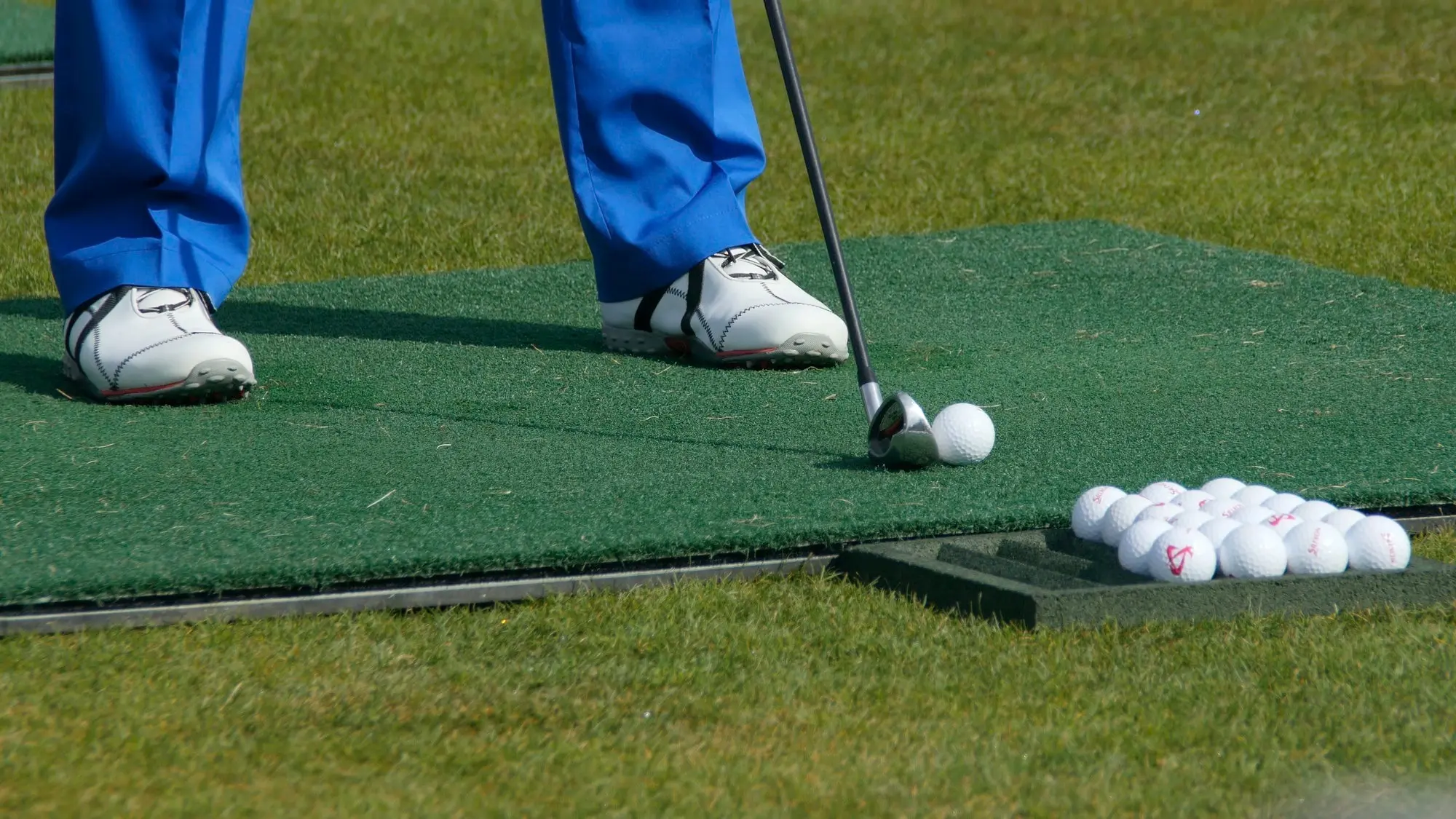 Hombre jugando golf