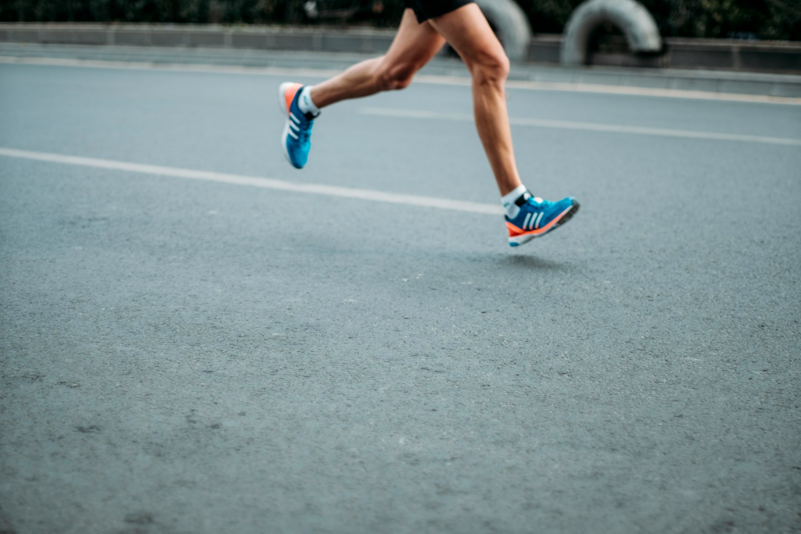 Corredor durante entrenamiento, relacionado con la recuperación y vuelta a la carrera