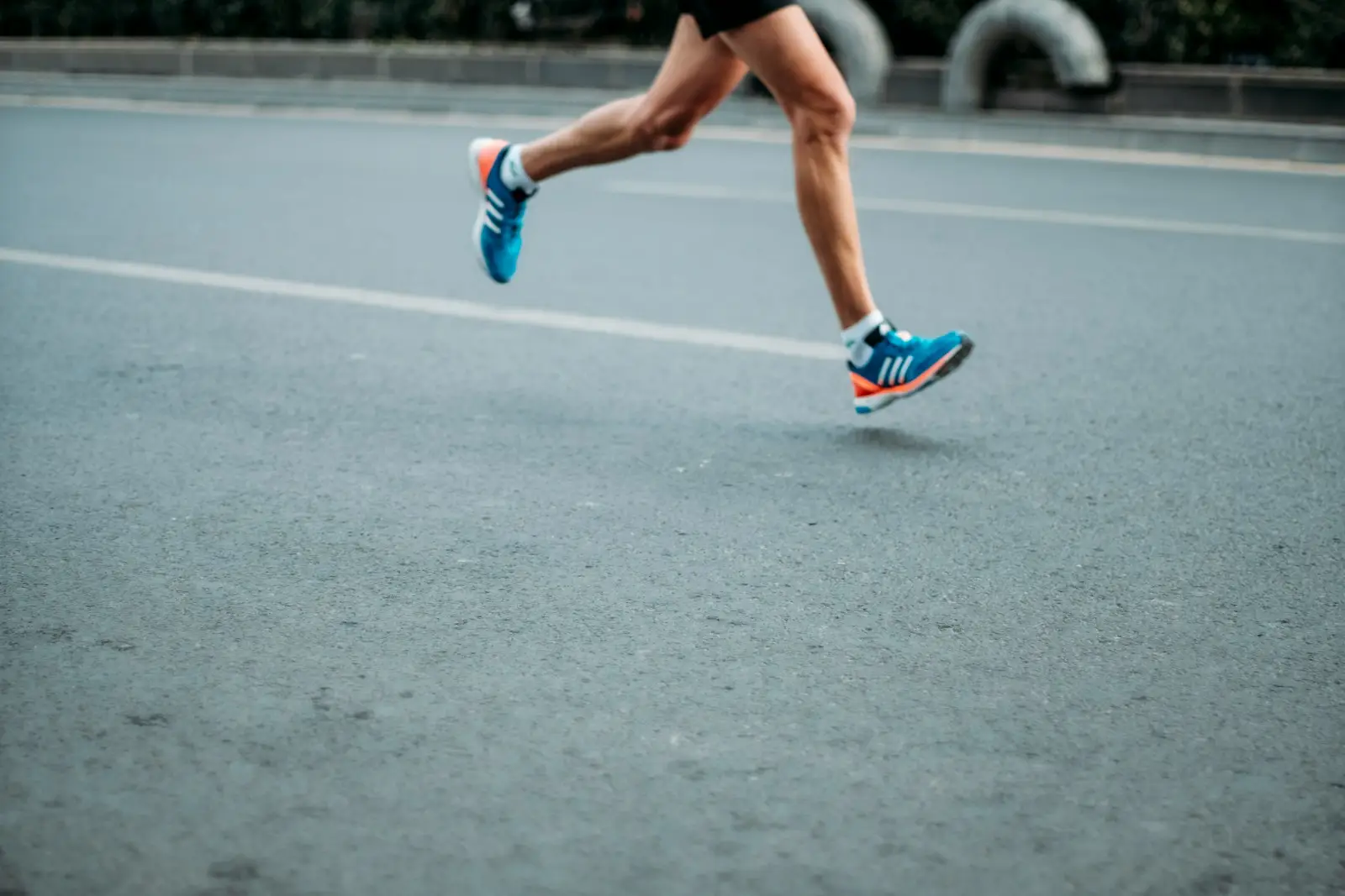 Corredor durante entrenamiento, relacionado con la recuperación y vuelta a la carrera