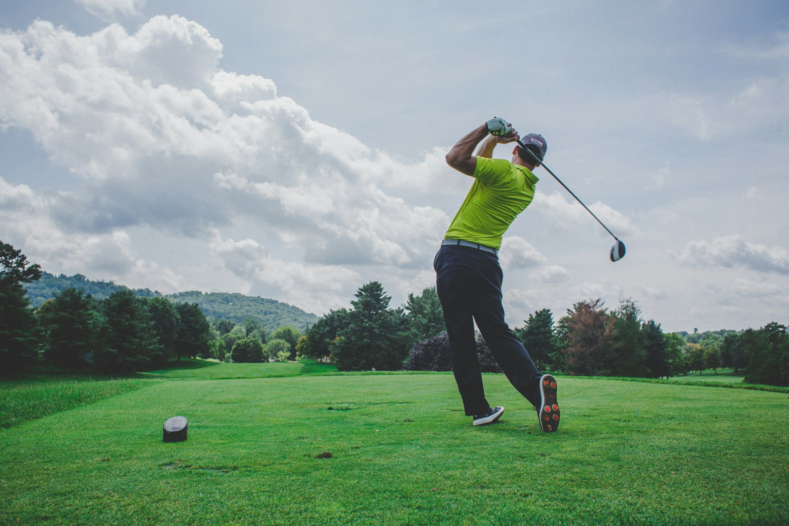 Golfista durante un swing, relacionado con movilidad y rendimiento físico