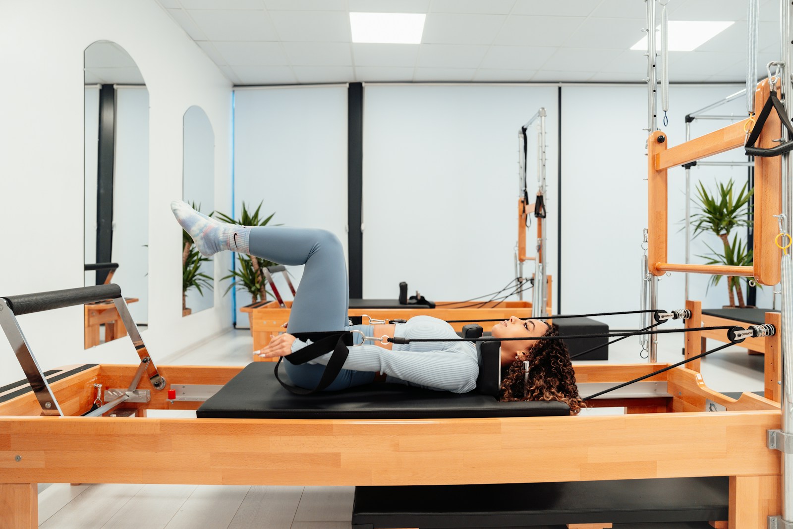 Sesión de Pilates terapéutico con ejercicio supervisado en clínica
