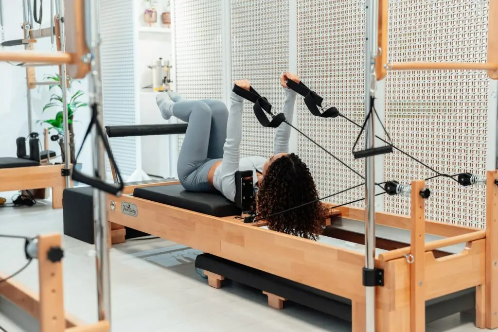 Ejercicio de Pilates en un entorno de entrenamiento profesional