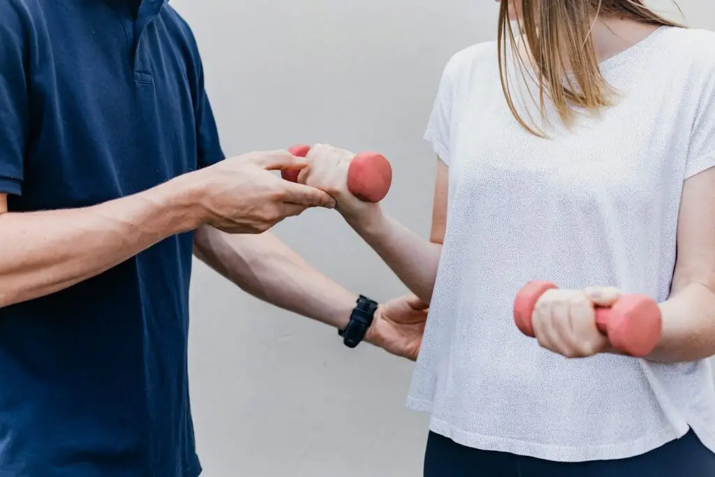 Ejercicio de fuerza y rehabilitación del hombro con supervisión profesional