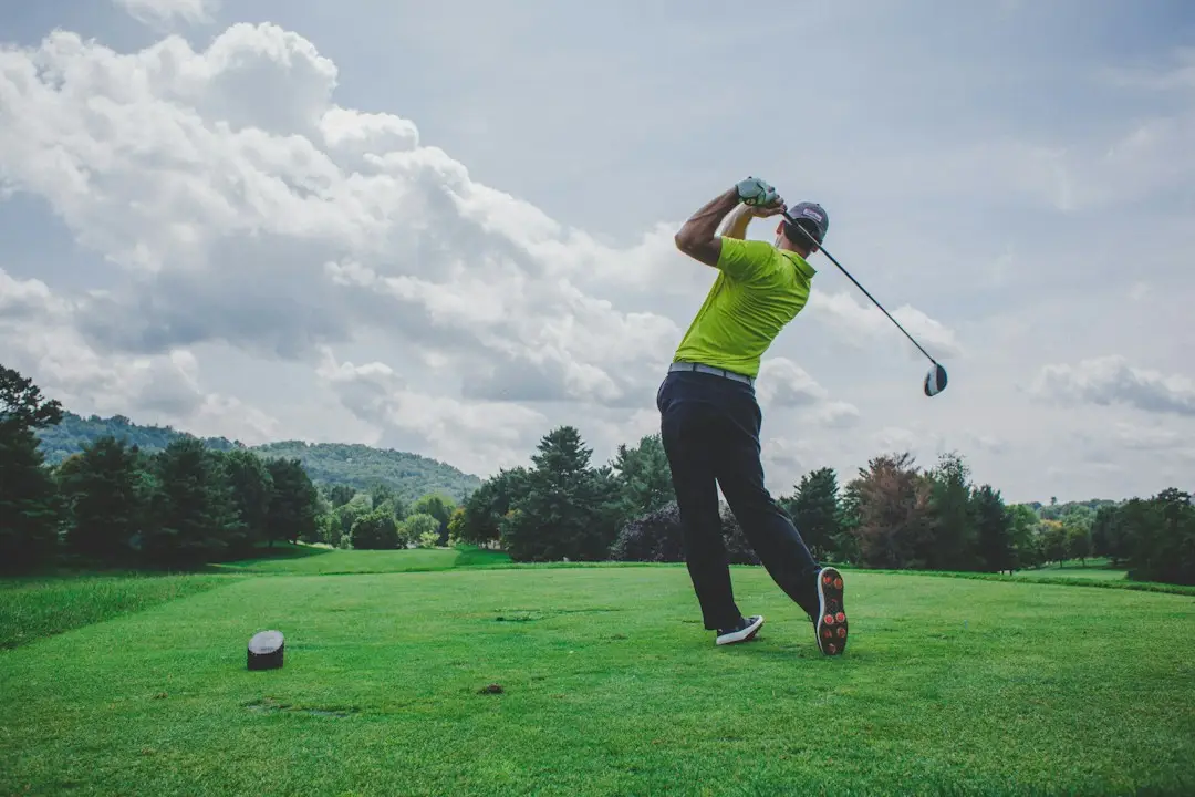 Golfista realizando un swing en un campo de golf